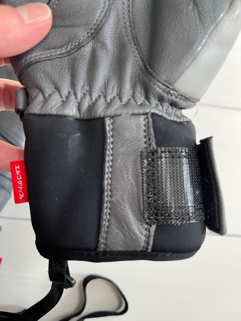 松岡手袋　グレー レザー 手首ストラップ付き