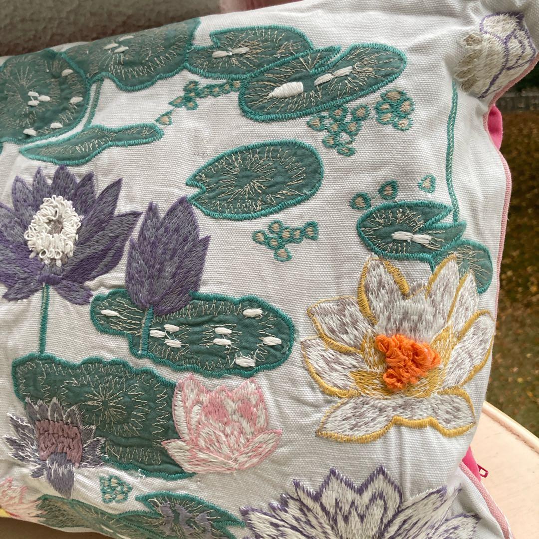 イギリス輸入：ローラアシュレイ新品 まくらクッション　刺繍アプリケ