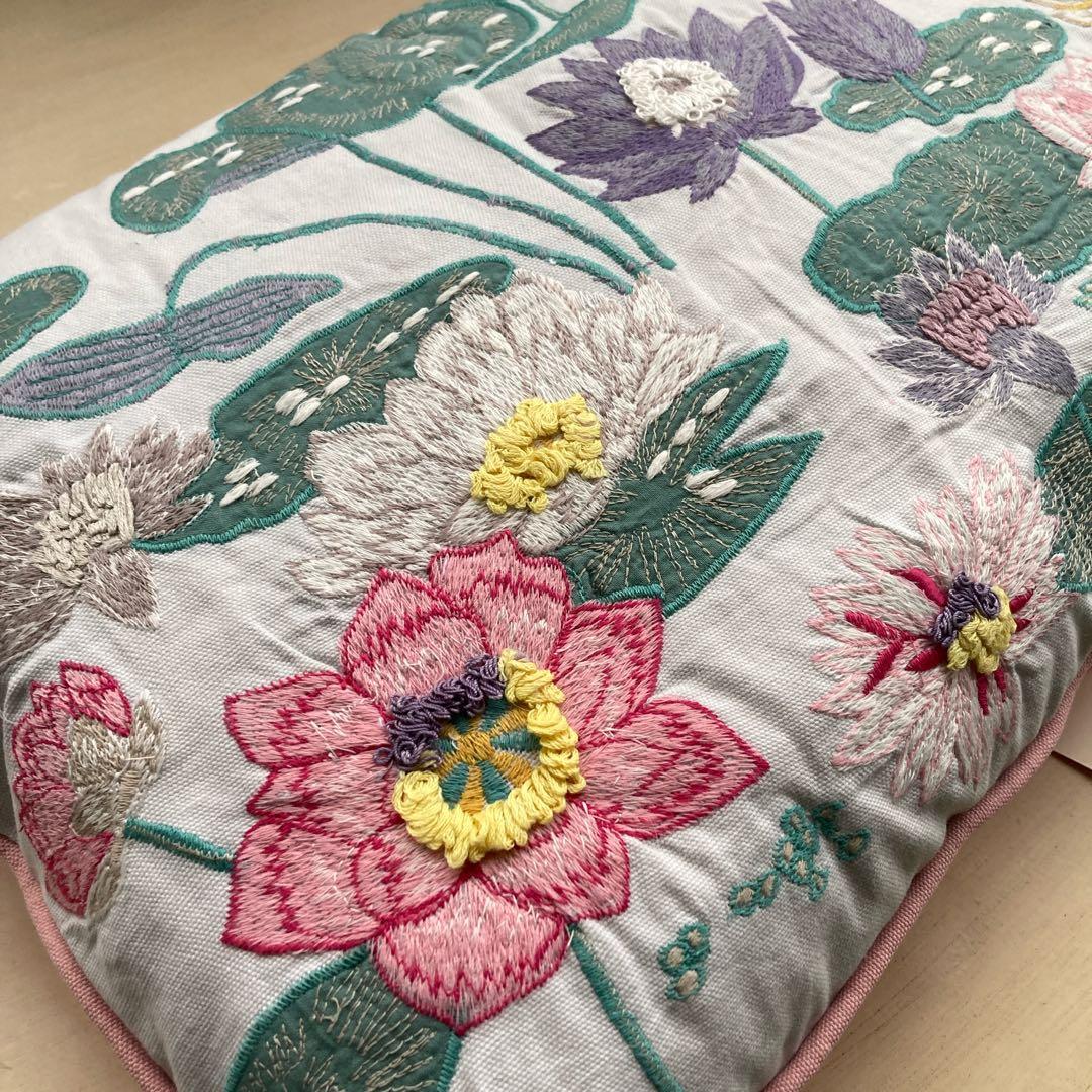 イギリス輸入：ローラアシュレイ新品 まくらクッション　刺繍アプリケ