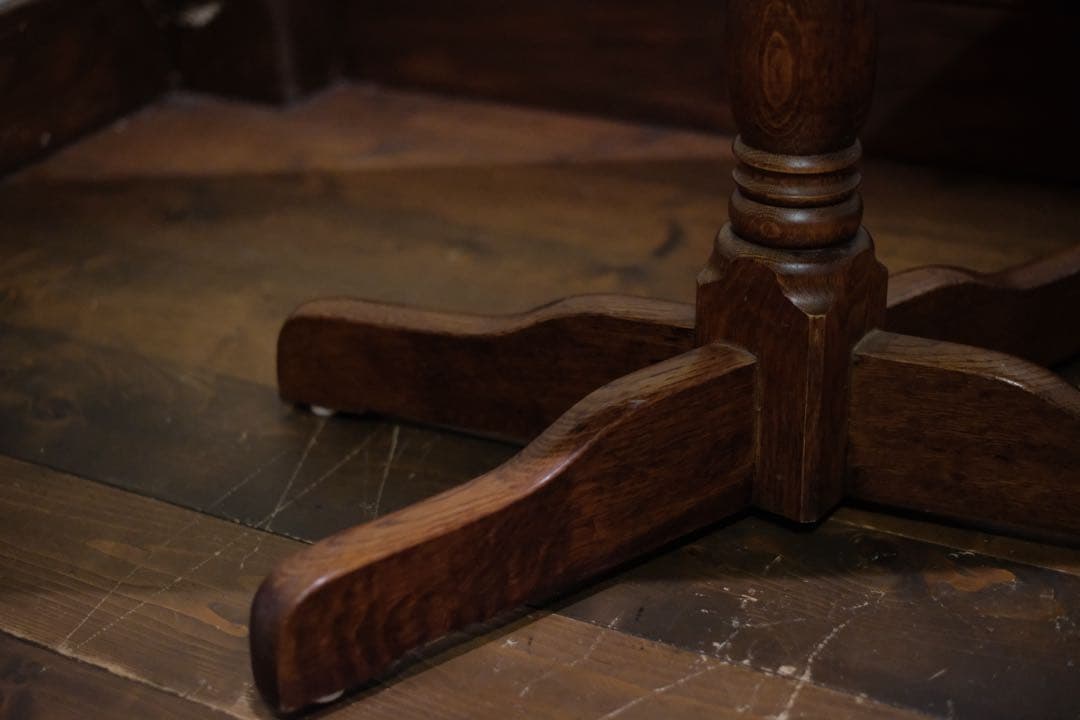 古い一本脚のテーブル　（楢　オーク系）　限定値下げ中〜日曜日まで