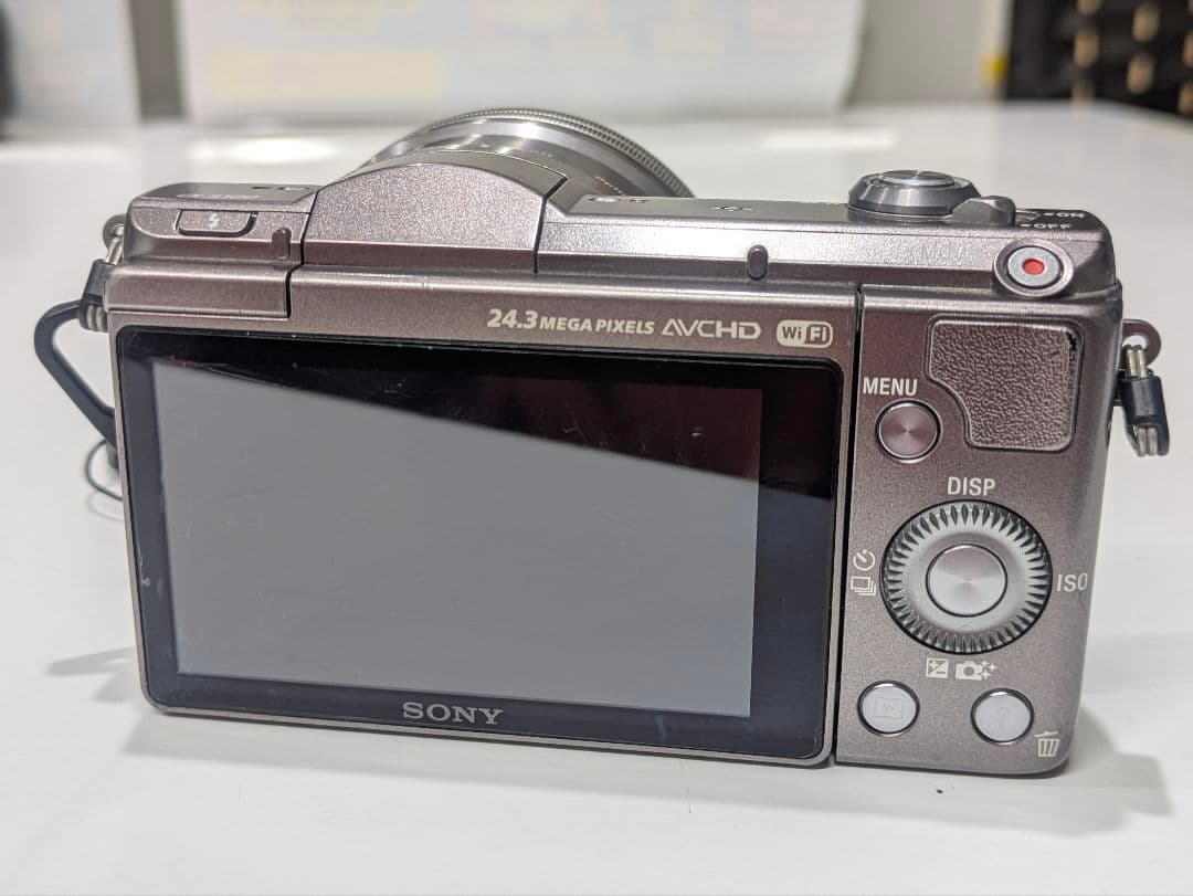 ソニーのミラーレス一眼 α5100　望遠ズームレンズ付き