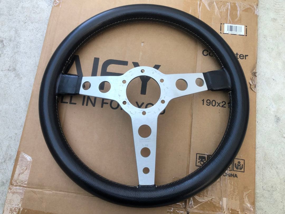 MOMO プロトタイプ シルバースポーク ステアリングホイール