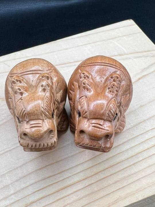 061501    桃の木素材龍亀手彫り2個セット　約24*42ミリ