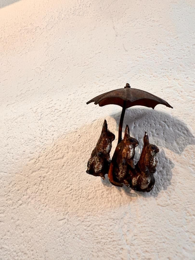 ビエナブロンズ　ミニチュアのフィギュア　３匹のうさぎと傘