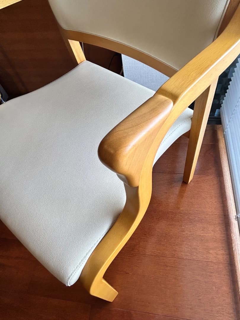 介護・高齢者用椅子　ハーフアームで立ち座りらくらく