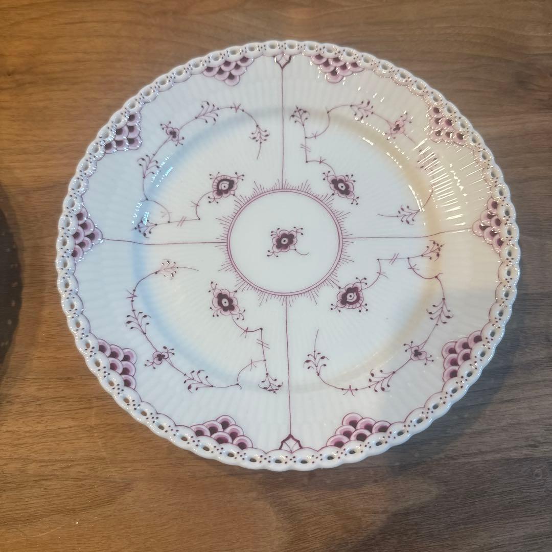 ロイヤルコペーンハーゲンフルレースバーガンディプレート2枚セット、。