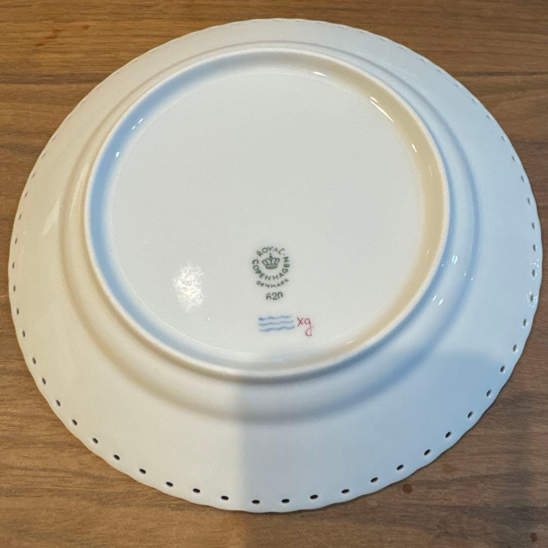 ロイヤルコペーンハーゲンフルレースバーガンディプレート2枚セット、。