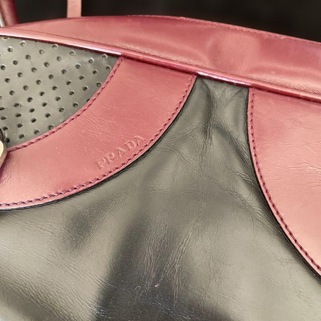 プラダ　黒と赤のパーフォレーションハンドバッグ