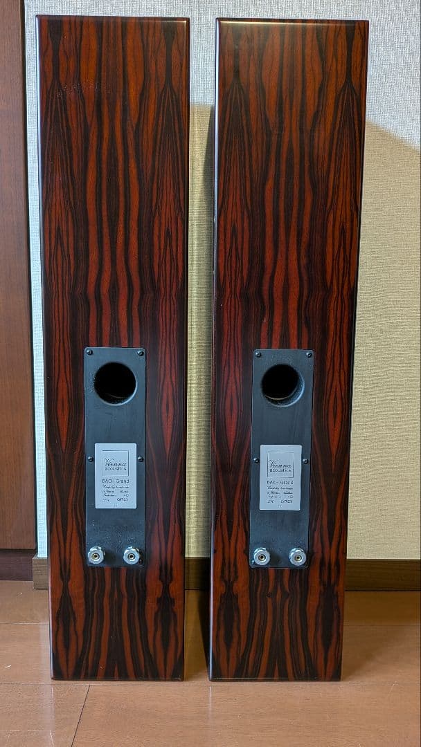 Vienna Acoustics Bach Grand VJ-1BG（左）