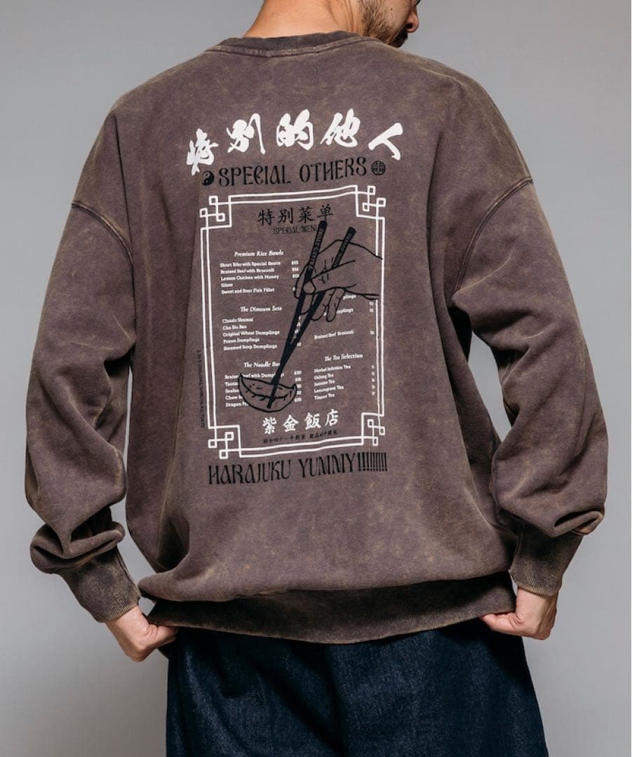 SPE 紫金飯店 FREAK'S 蓄光バックプリント クルーネックスウェット