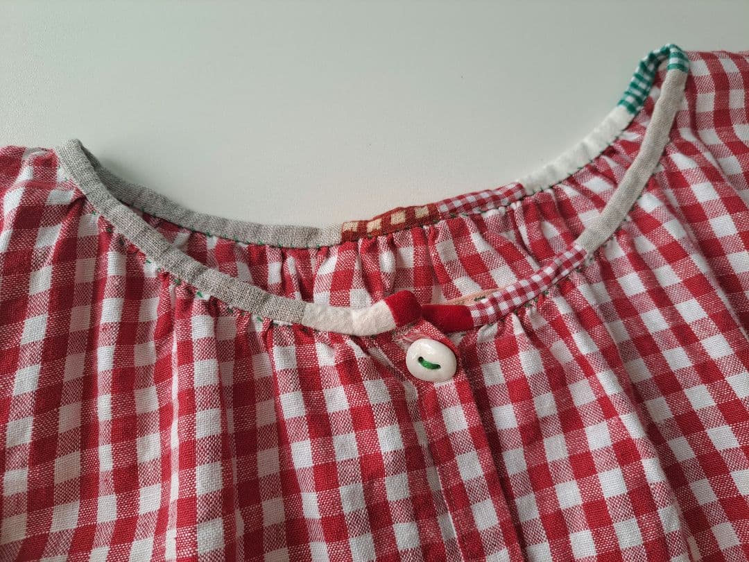 早川ユミさん　ジャケットブラウス　赤チェック