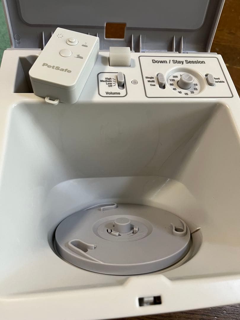 しつけ用品 Teach and Treat Remote Reward Trainer