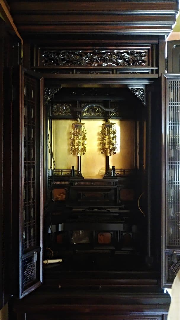 黒檀のお仏壇と仏具各種、漆塗り絹張り手描き絵お盆提灯(みのじ製岐阜提灯)一対