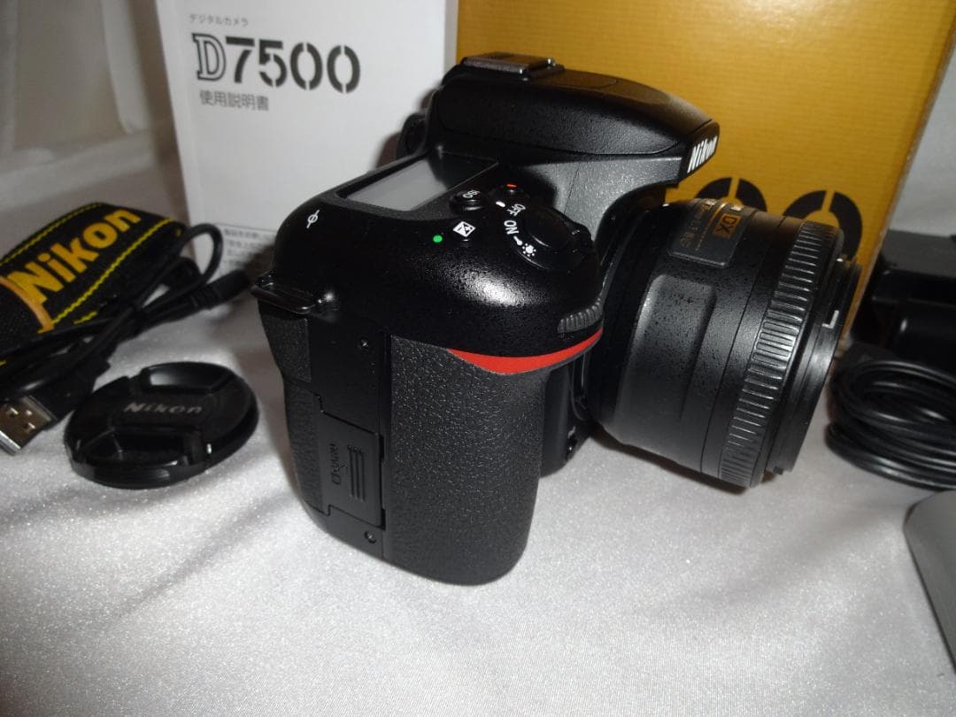 NIKON D7500デジタル一眼レフカメラボディ　ショット数27300です。