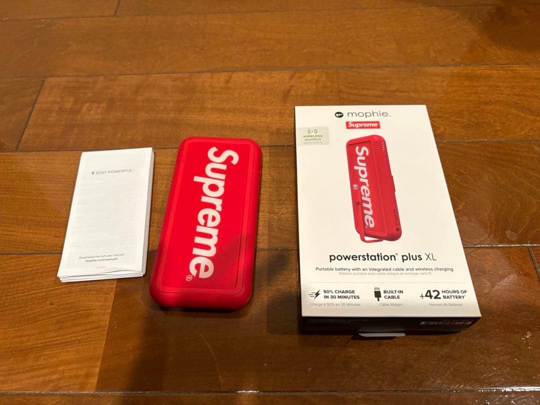 美品❗️Supreme モバイルバッテリー赤