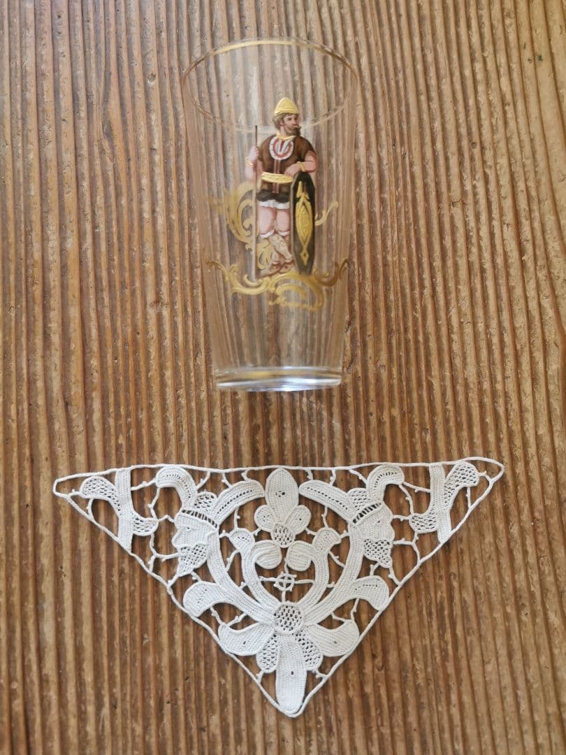 アンティークフランス購入 兵士の横顔と蘭の花✾ トライアングル型 レースドイリー