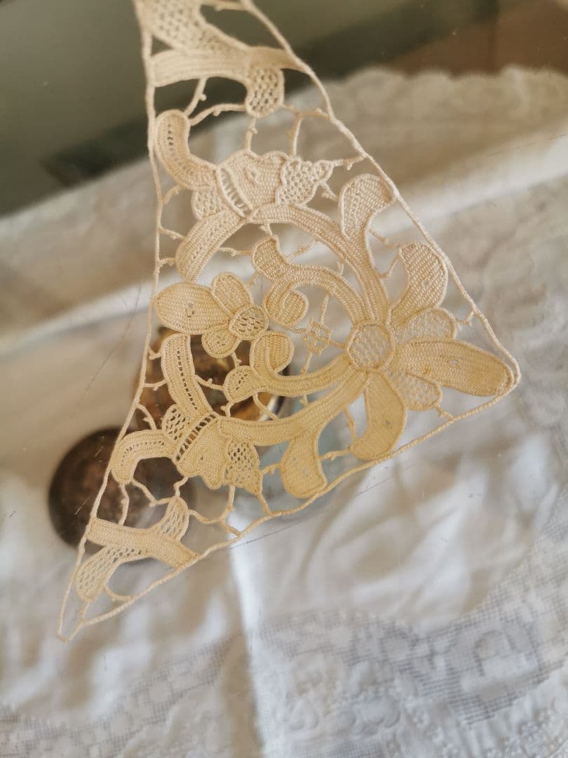 アンティークフランス購入 兵士の横顔と蘭の花✾ トライアングル型 レースドイリー