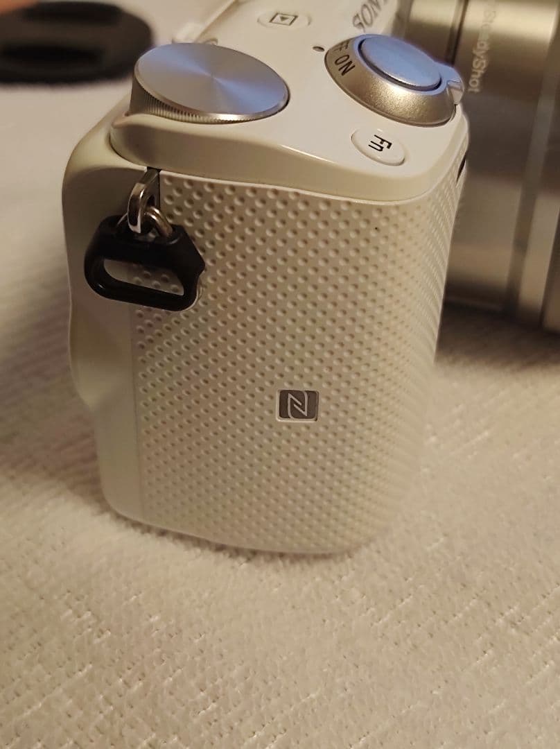 SONY NEX 5T ミラーレスカメラと16-50mmレンズのセット。