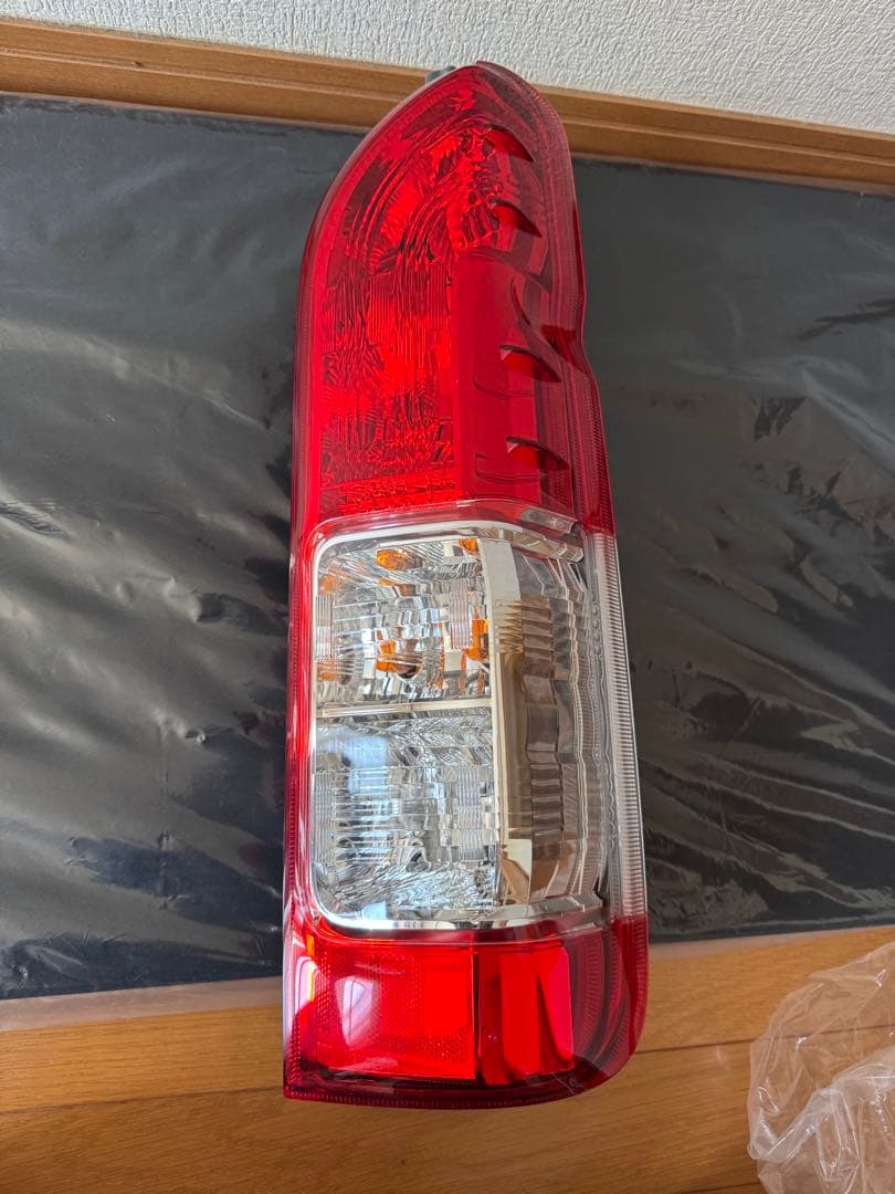 ハイエース 6型 スーパーGL 純正テールランプ 左右セット 赤