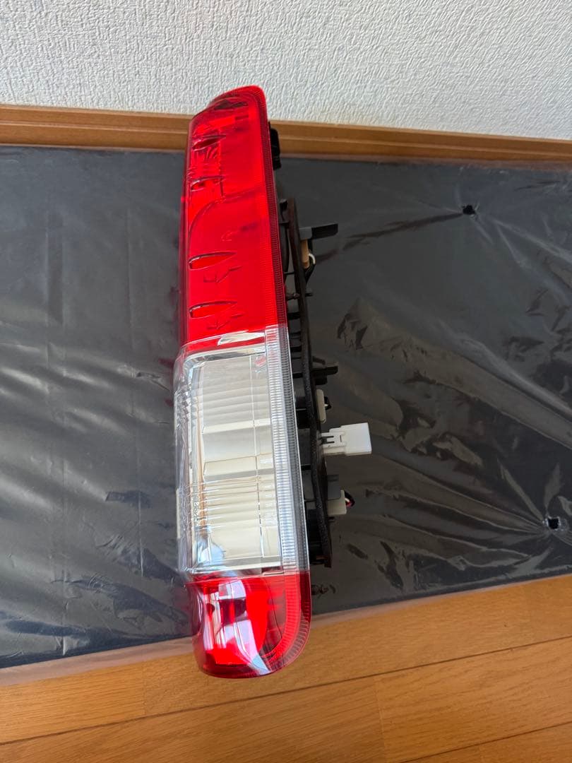 ハイエース 6型 スーパーGL 純正テールランプ 左右セット 赤