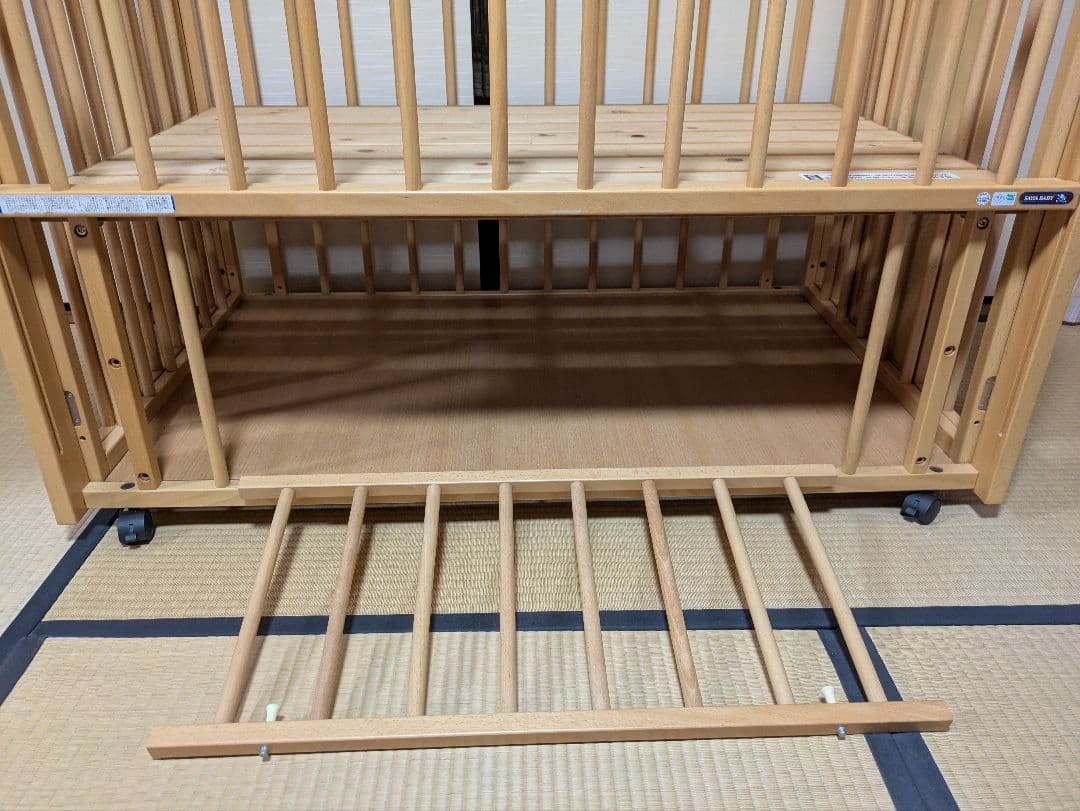 【2000円値下げ中】木製ベビーベッド キャスター付き（直接引取可能）