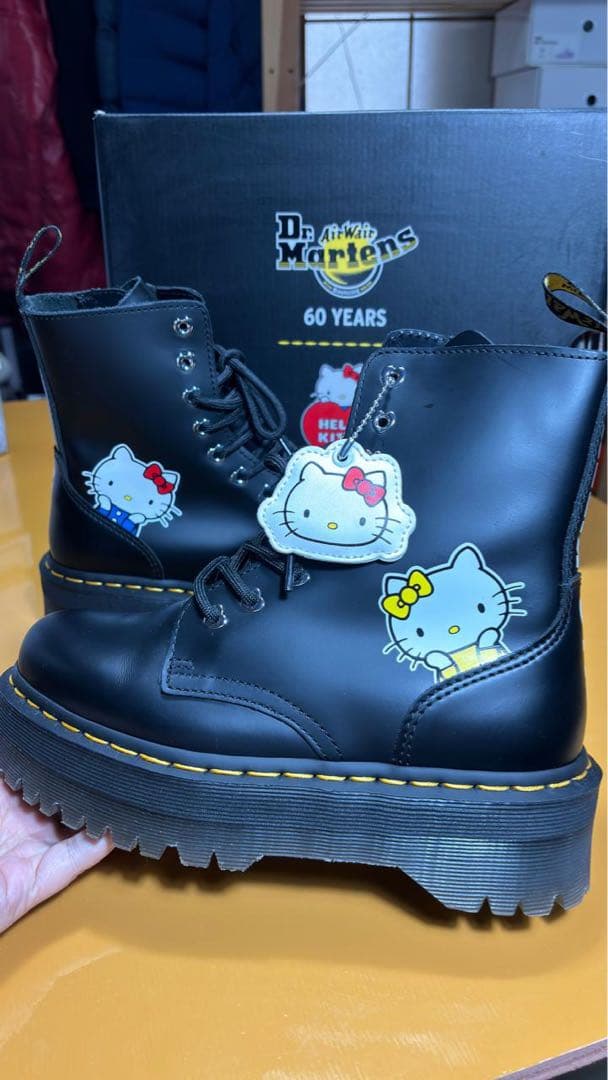 Dr. Martens ハローキティ Jadon HK厚底ブーツ