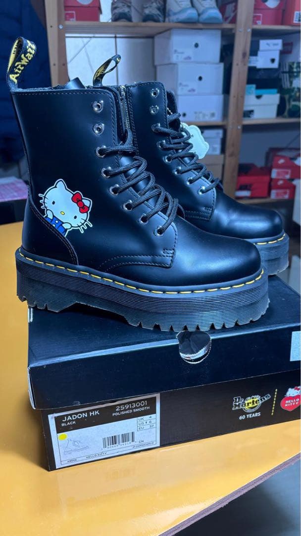 Dr. Martens ハローキティ Jadon HK厚底ブーツ