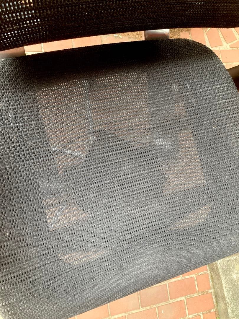 オカムラ　バロンチェア　エクストラハイバック　肘パッドに割れあり