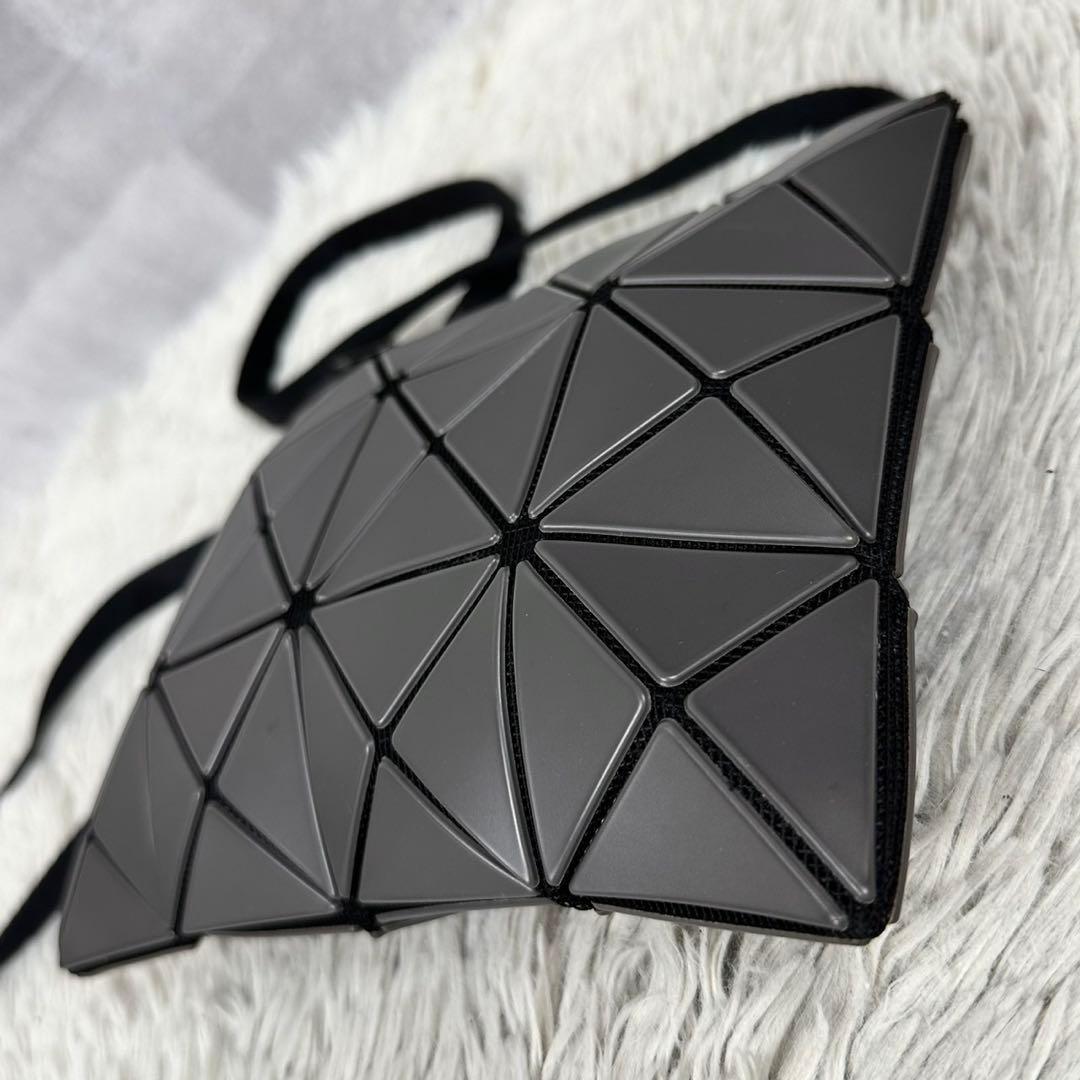 極美品 バオバオイッセイミヤケ レザー ショルダーバッグ ファスナー グレー