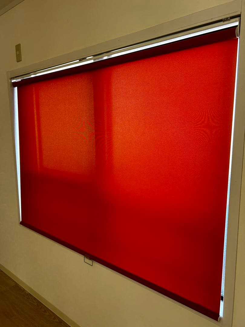 オーダーメイド　オレンジ　手動ロールスクリーン 壁面取り付け