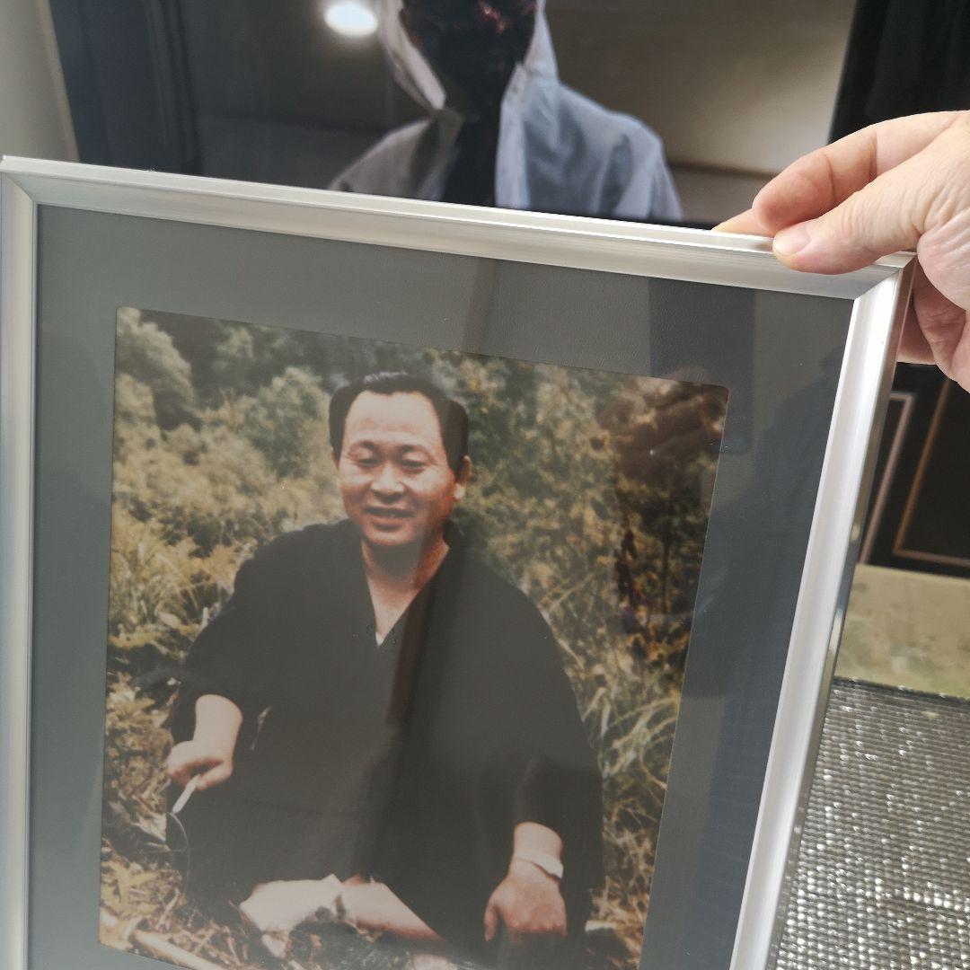 大自然の中で、座禅を組み笑いの高橋信次先生の生写真　大サイズ