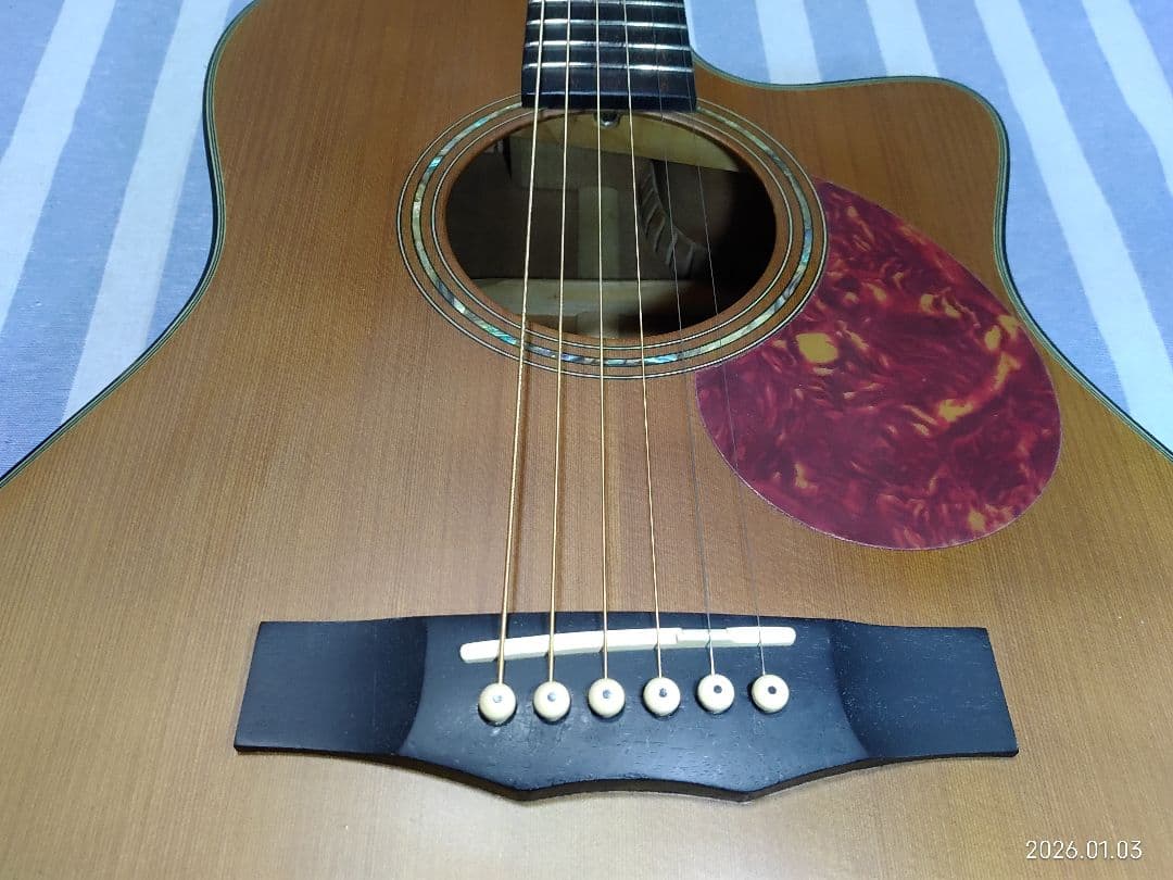 Morrisのカッタウェイ・アコースティックギターS-30ハードケース付きです。