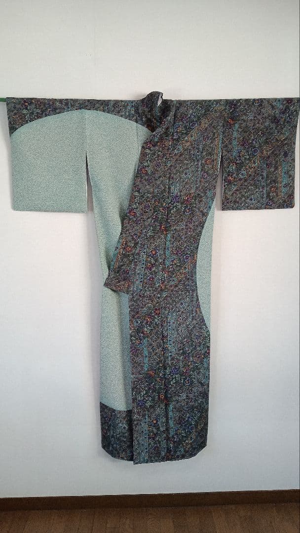 叩き染めに　更紗文様の訪問着