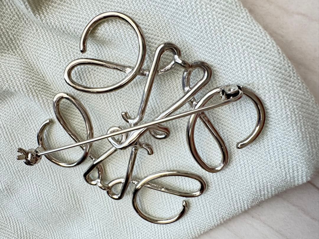 値下げ！ロエベ　アナグラムブローチ　パラジウム