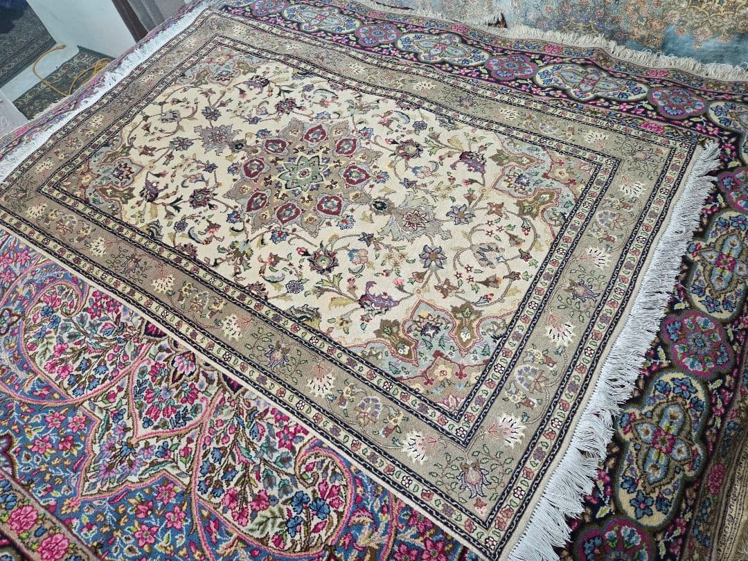 ペルシャ絨毯100%手織り素材シルクとウールタブリーズ産 約160x100cm