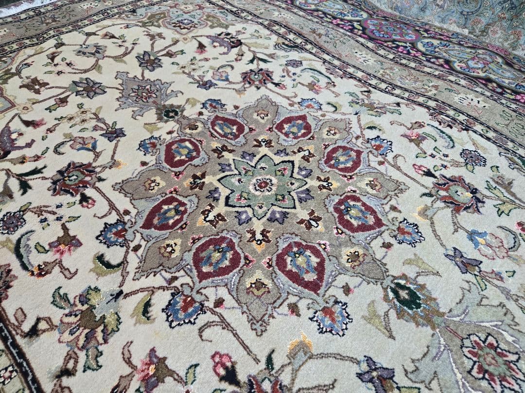 ペルシャ絨毯100%手織り素材シルクとウールタブリーズ産 約160x100cm