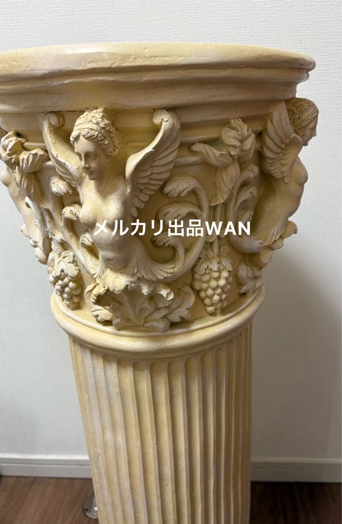 神殿のような装飾的コリント式柱