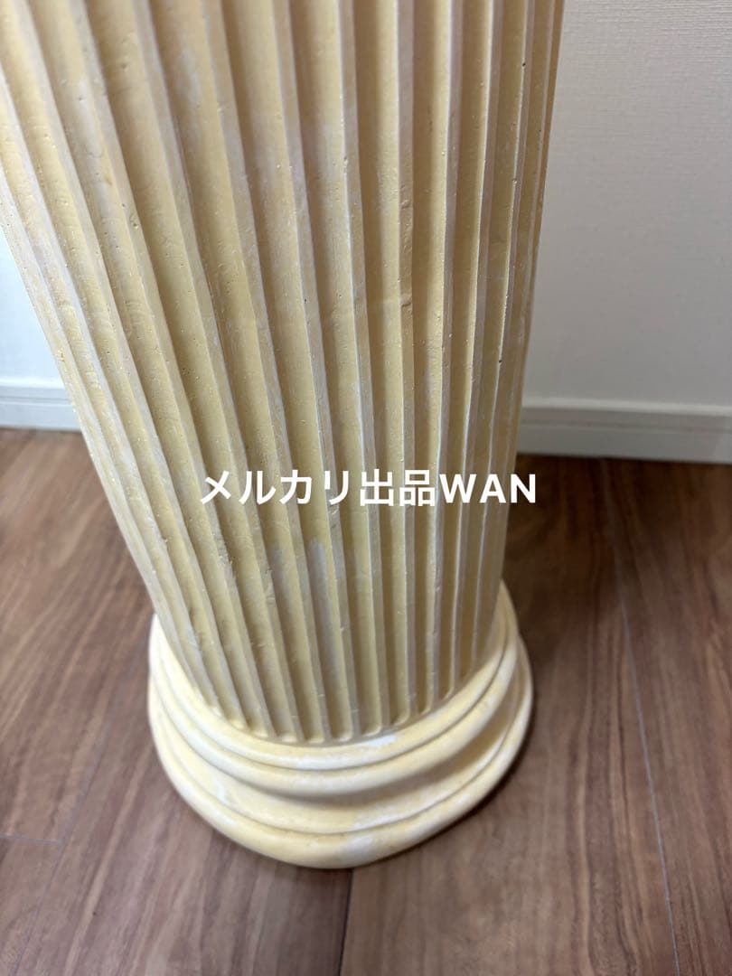 神殿のような装飾的コリント式柱