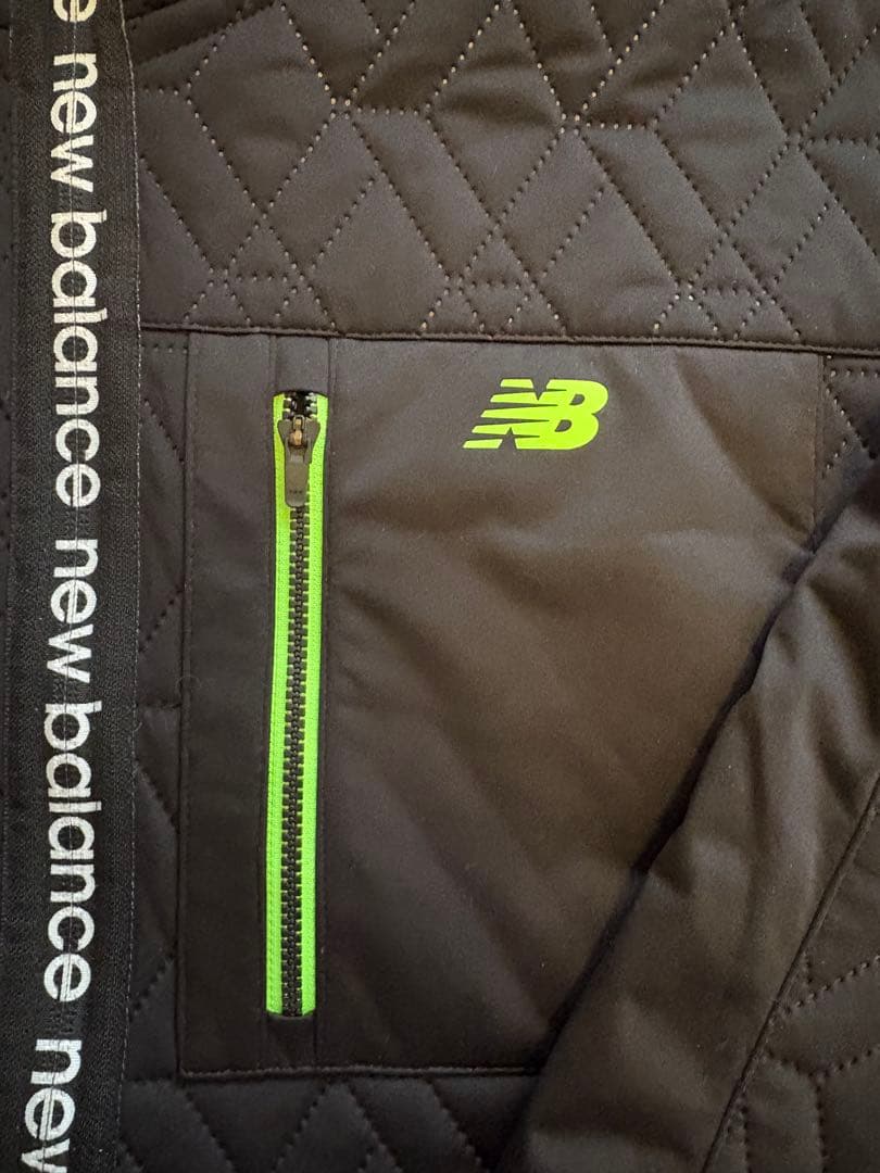 New Balance フード付きジャケット ブラック/グリーン