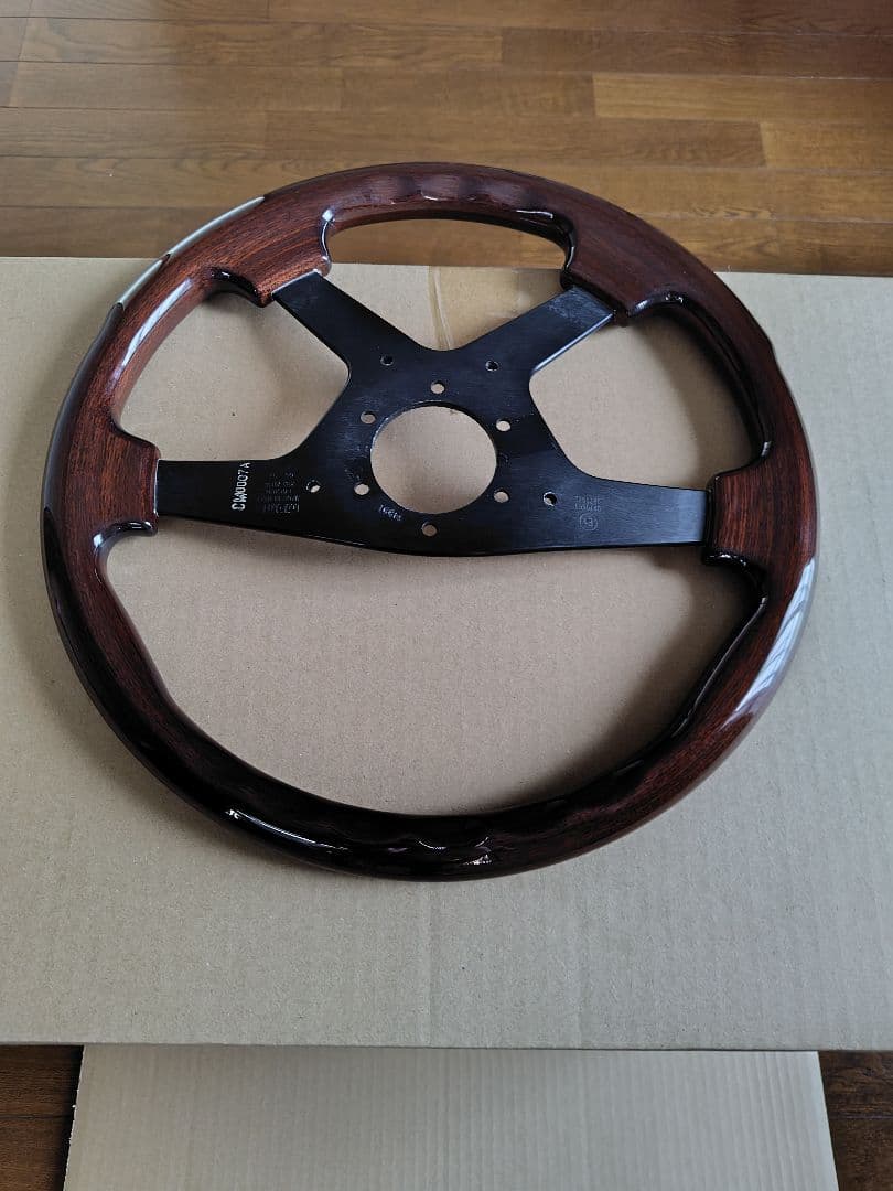 モモダークウッドハンドル 4本スポーク フルパッド付き