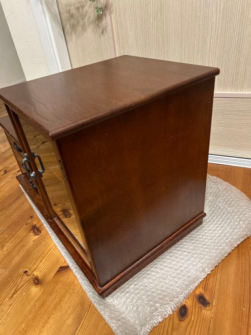 アンティーク　段違い　木製キャビネット ガラス扉付き 小引き出し3段