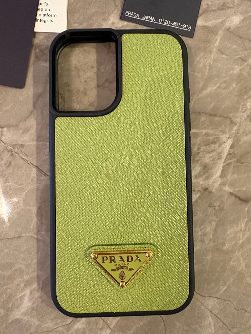 ほぼ新品　26年2月1日購入PRADA iPhone16ケース ライムグリーン