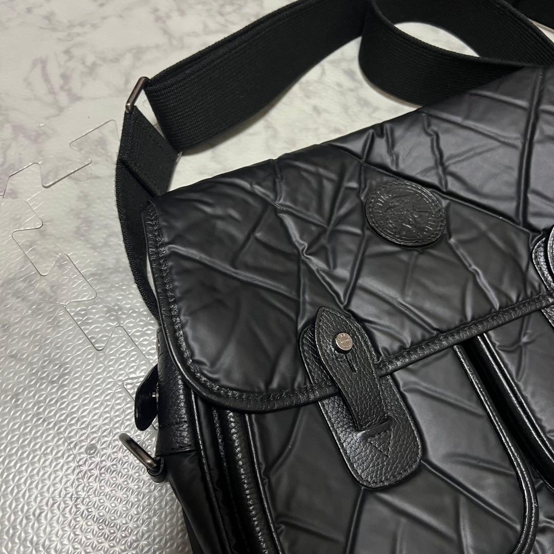 ハンティングワールド　バチュークロス　黒　メッセンジャーバック　ショルダーバック