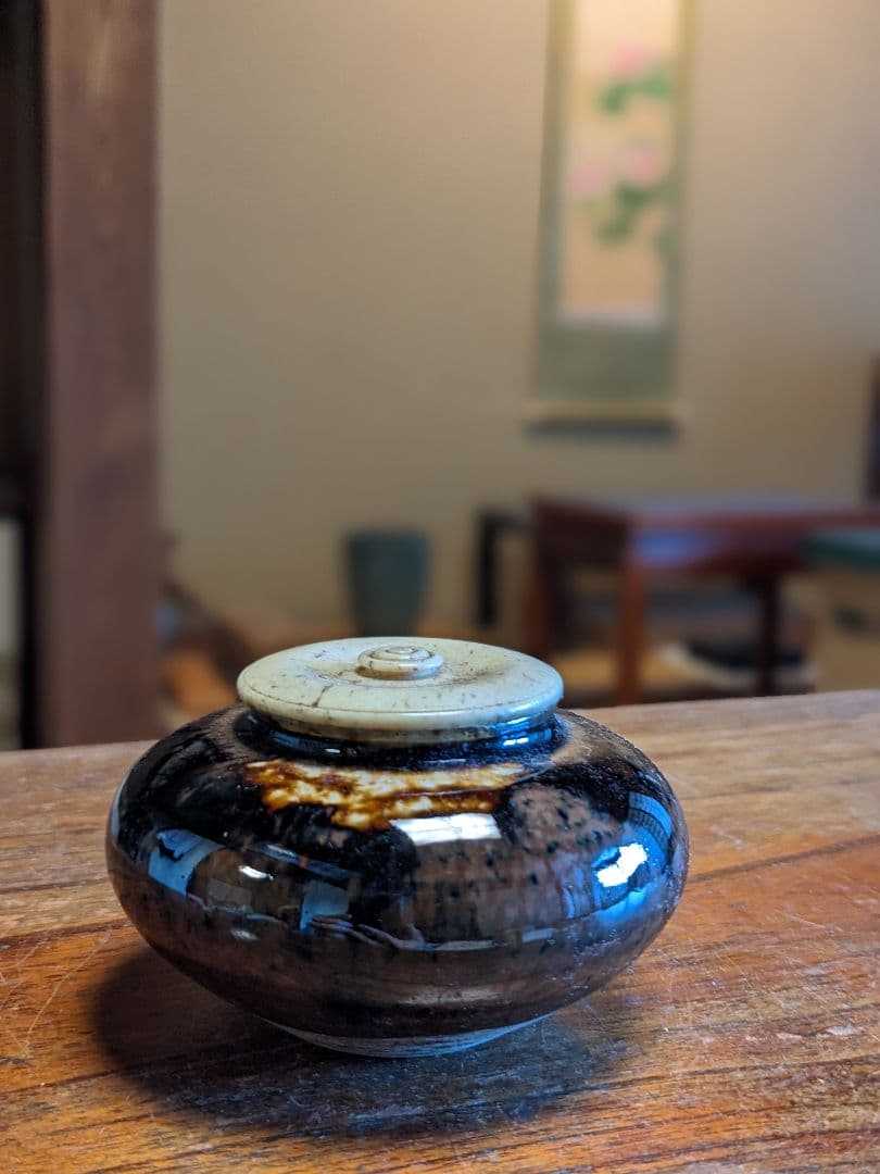 〈濃茶用の茶入れ〉小さな陶の器・蓋付き