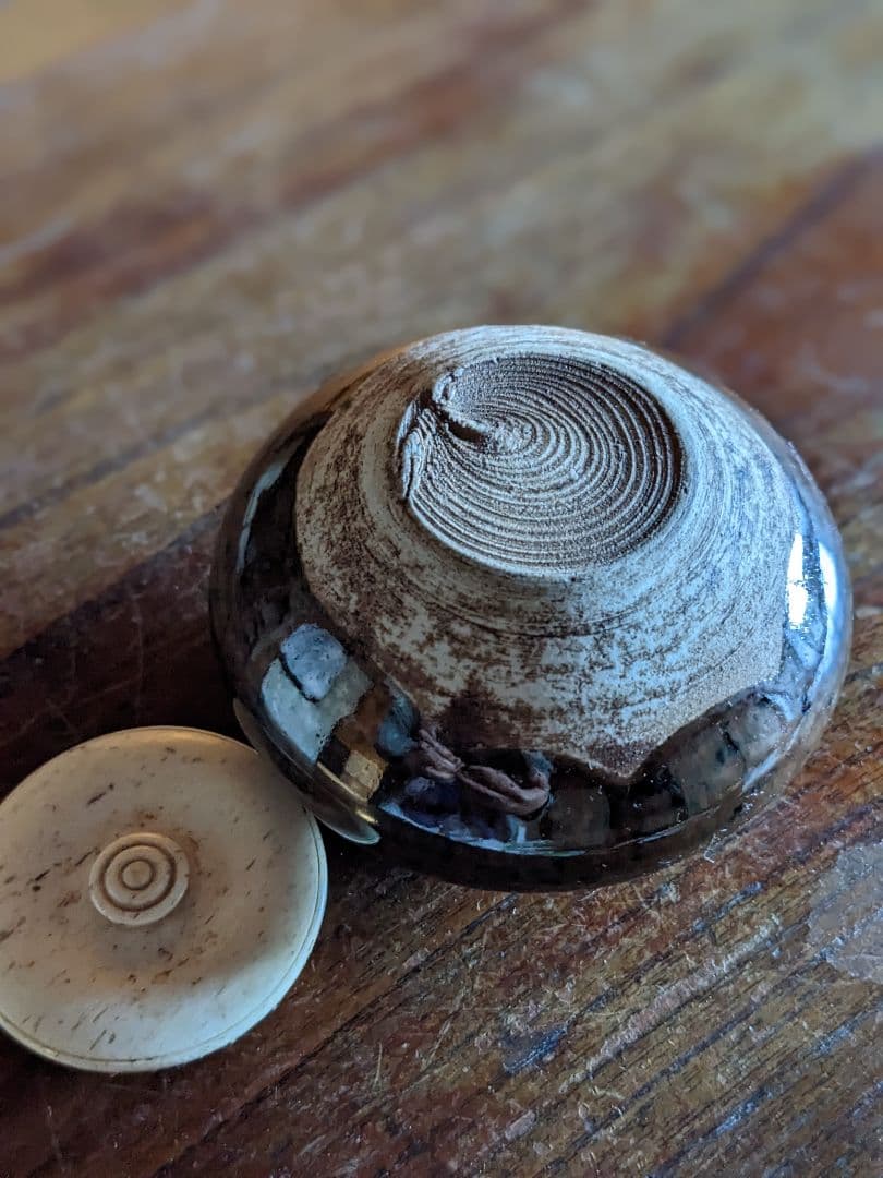 〈濃茶用の茶入れ〉小さな陶の器・蓋付き