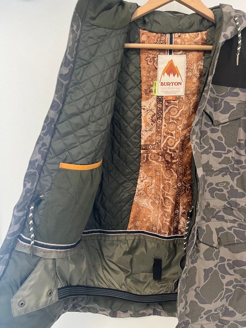 BURTON スノーボードジャケット フード付き 上着 カモフラ S