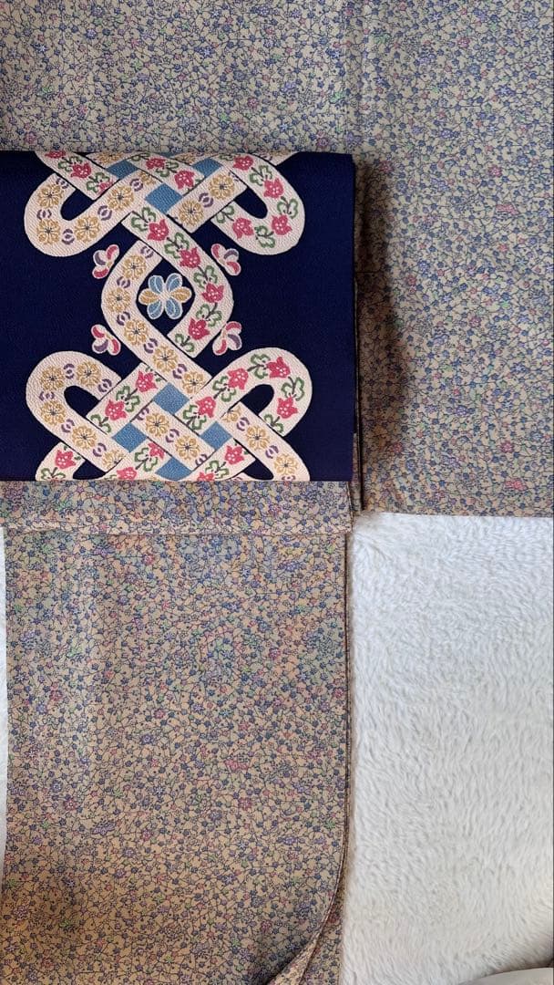 作家物　美品　小花が可愛い　型染め　小紋　正絹