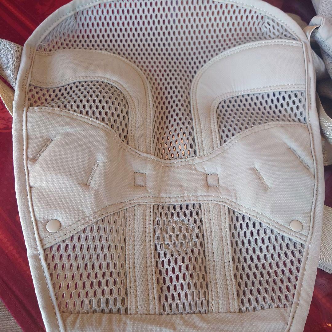 【美品】AIRBUGGY エアバギーベビーキャリア 抱っこ紐　サンドアッシュ