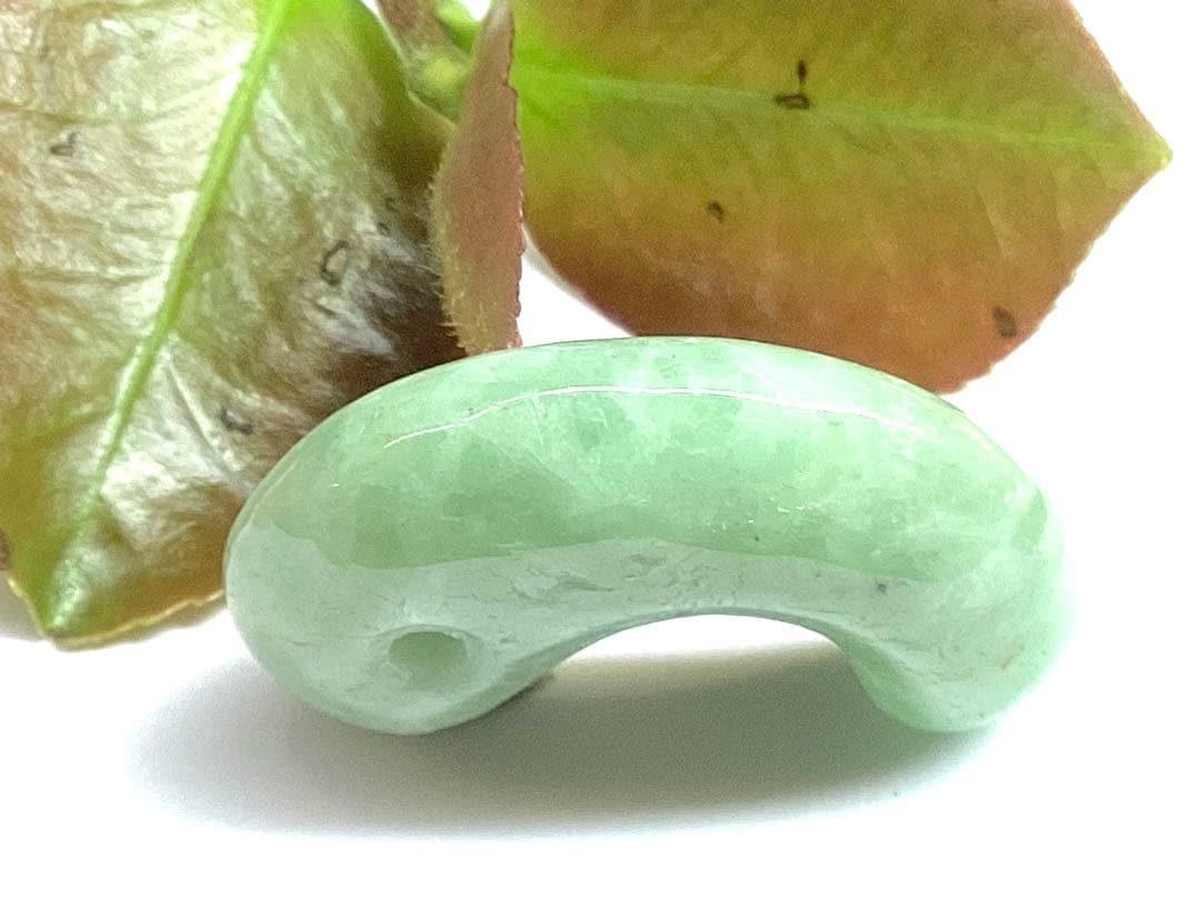 ✳綺麗な若草色　幸運導く緑の糸魚川翡翠勾玉　本物をお持ちください‼️ 鑑別書取得品