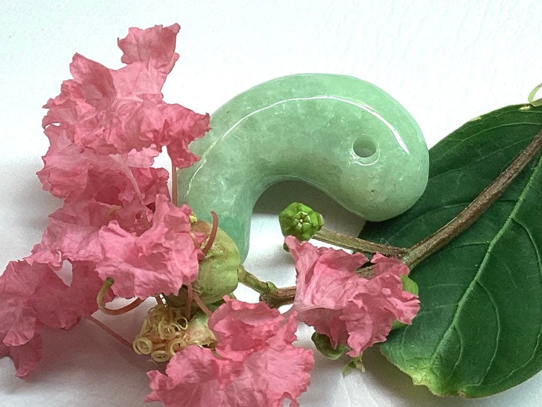 ✳綺麗な若草色　幸運導く緑の糸魚川翡翠勾玉　本物をお持ちください‼️ 鑑別書取得品